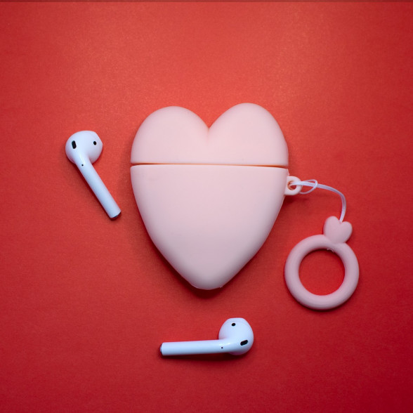 Airpods macinš Mīloša sirdso ar pirksta gredzenu  